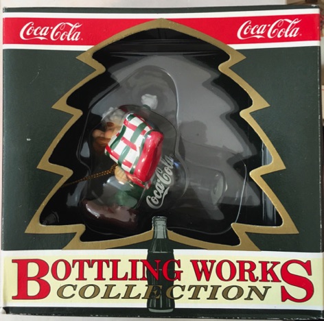 45195-3 € 10,00 coca cola ornament kabouter bij glas.jpeg